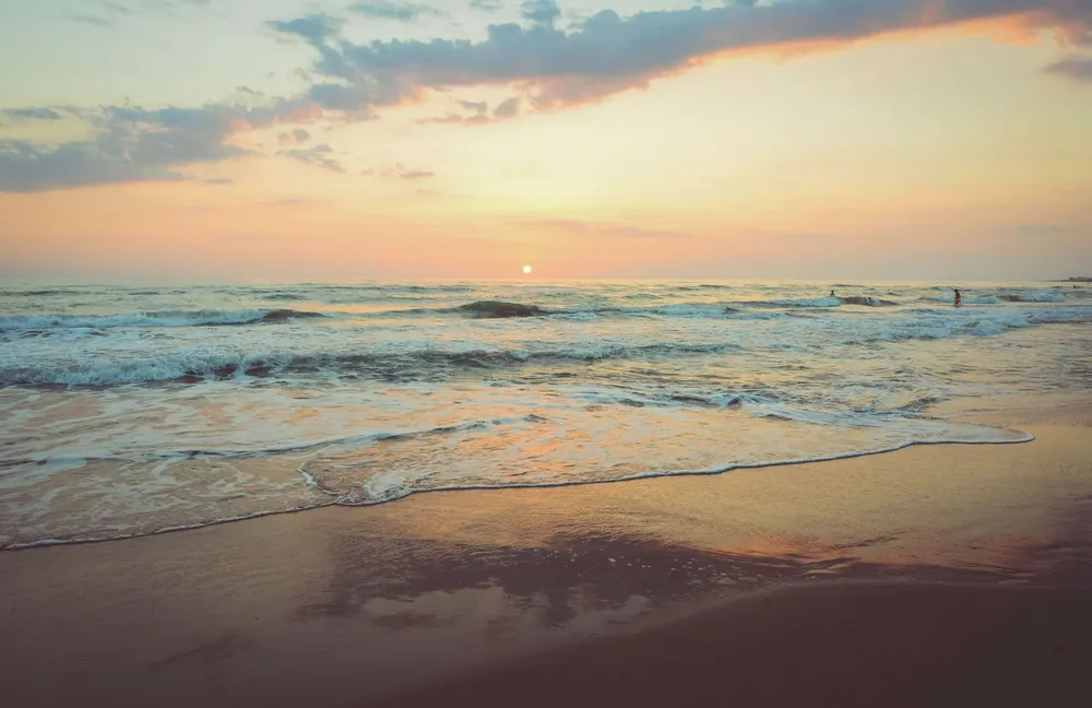 Coucher de soleil sur l'océan depuis la plage