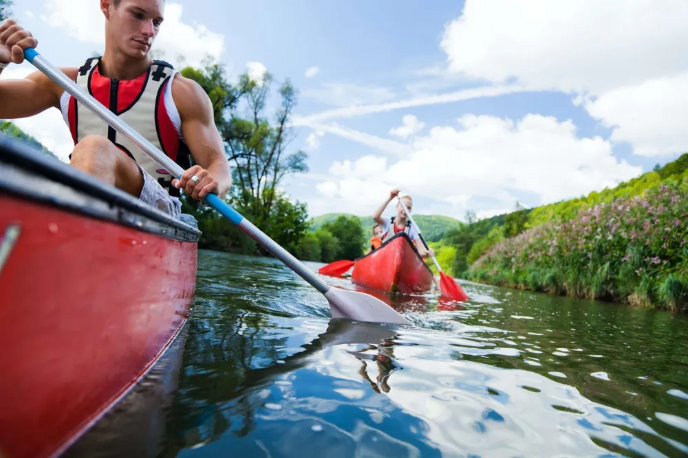 Balade en canoë sur une rivière