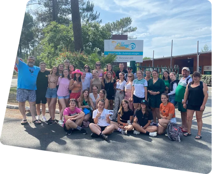 Photo de groupe devant le village