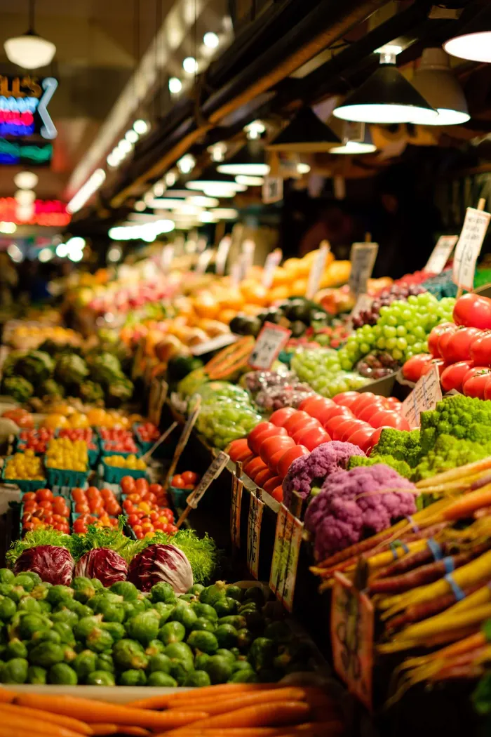 Étal de fruits et légumes au marché