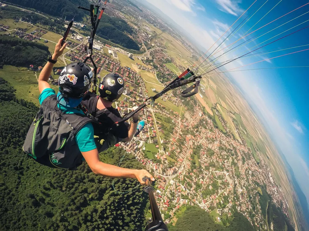Vol en parapente biplace au-dessus de la campagne